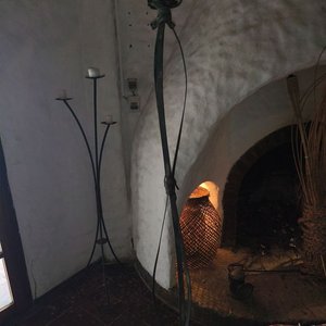 Lote siguiente: Par de Candelabros de Pie Altos de Hierro Forjado