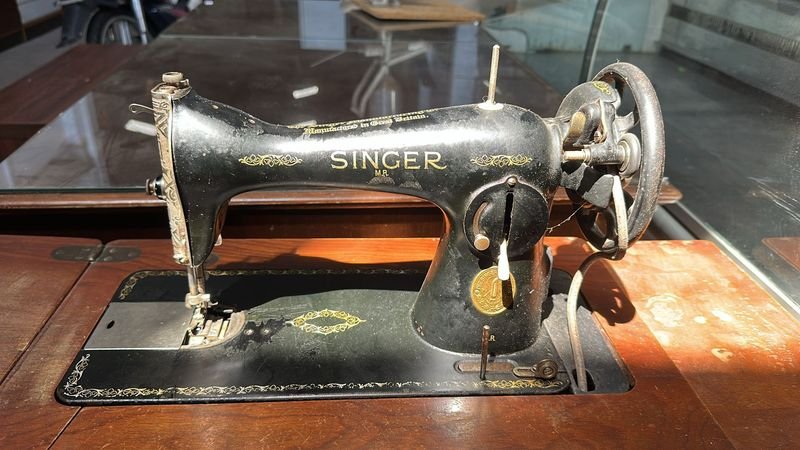Lote siguiente: Máquina de coser Singer antigua