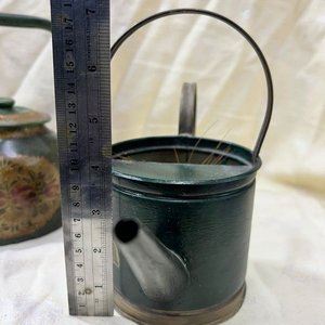 Juego de 2 Piezas Antiguas de Hojalata Pintada: Tetera y Regadera Decorativas - imagen 7