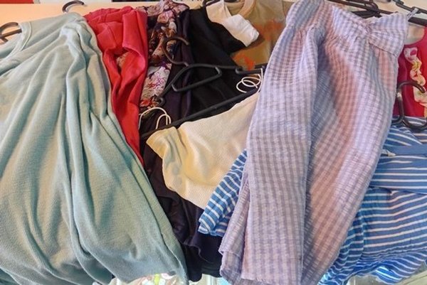 Ropa de mujer variada y estilos - imagen 1