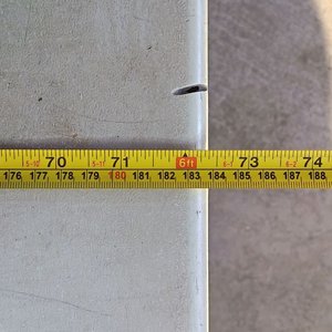 Banco Plegable Tipo Valija - Estructura de Alta Resistencia Banco corrido multiuso plegable a la mitad. Cuenta con una superficie de polietileno de alta densidad (HDPE) resistente a la intemperie y protección UV, ideal tanto para interiores como para exteriores. Medidas aproximadas: 183 cm de largo × 29,50 cm de ancho × 43,50 cm de alto – Con Detalle con Pequeña roptura - imagen 7