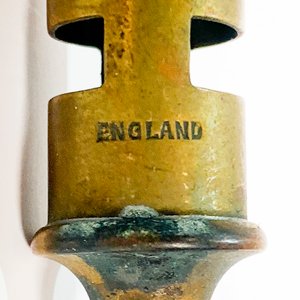 Dos Silbatos Antiguos: Policía de la Capital y Británico de Bronce - imagen 3