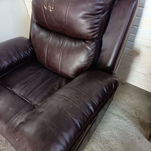 Sillón Reclinable y Mecedor de Cuero Marrón Oscuro - imagen 2