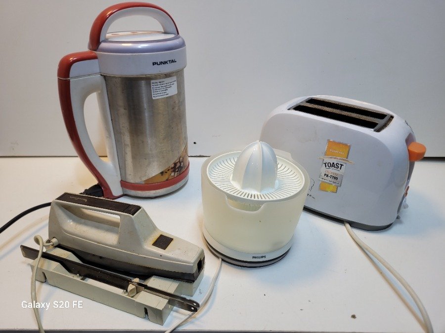 Jarra Sopera Punktal, Tostadora Punktal, Exprimidor Philips y Cuchillo Eléctrico Moulinex