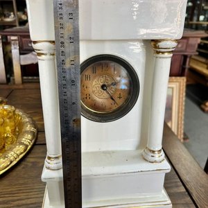 Reloj de Sobremesa Arquitectónico en Loza Blanca Esmaltada con Detalles Dorados - imagen 5