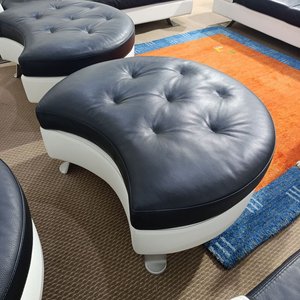 Conjunto Sillón Giratorio y Puff Bicolor de Cuero Diseño Mario Spinelli - imagen 8