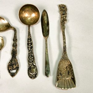 Conjunto de 5 Cucharitas y Cuchillo Labrado con Detalles Vintage - imagen 3