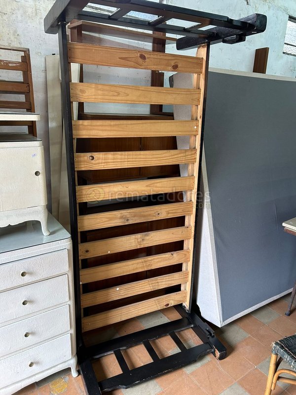 Estructura de Cama de Madera Negra y Natural