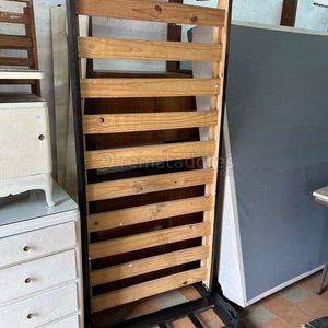 Lote anterior: Estructura de Cama de Madera Negra y Natural