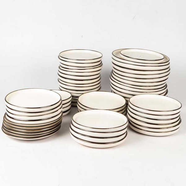 57 Platos de cerámica Thyme and table color crema borde dorado envejecido. Con detalles de uso. Medidas: 25 cm