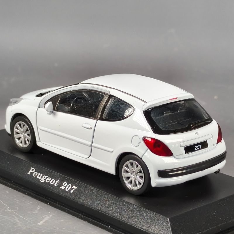 Peugeot 207 en escala 1/43, modelo de metal con detalles precisos - imagen 8