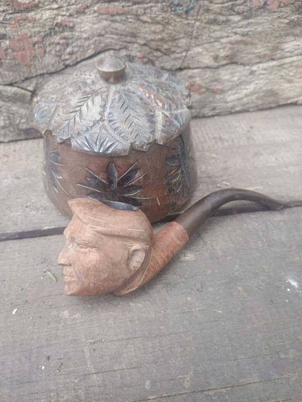 Tabaquera de Madera Tallada con Pipa de Rostro Humano