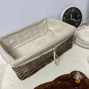 Lote Variado: Canasta Mimbre, Platos Blancos, Reloj Pared, Bandejas Loza, Corazón Luz y Más - imagen 10