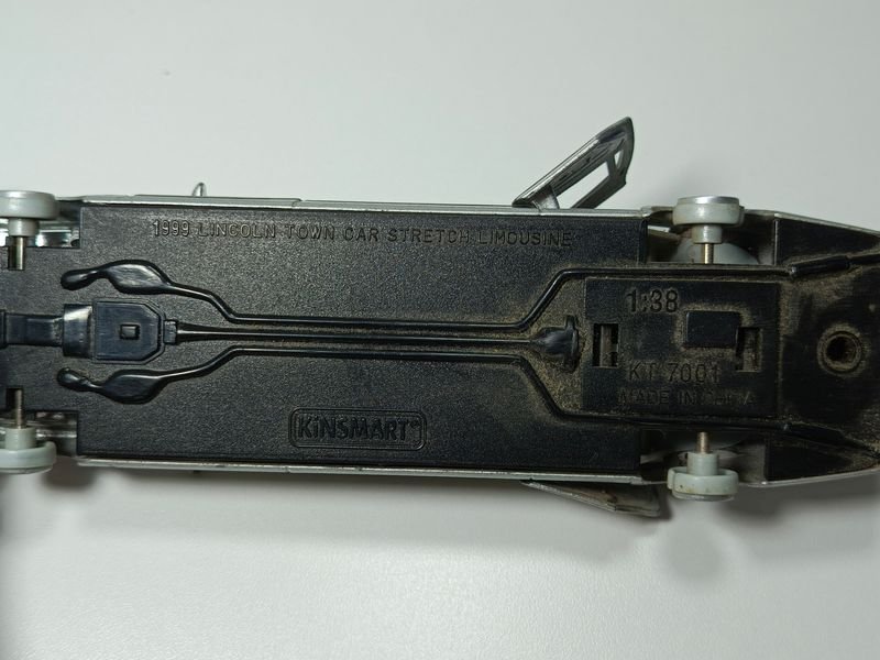 Juguete coleccionable Lincoln limusina en metal - imagen 3