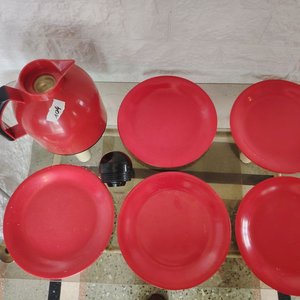 Jarra Térmica Roja y 5 Platos de Melamina - imagen 2