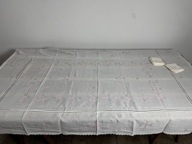 Lote anterior: Mantel antiguo bordado con seis servilletas