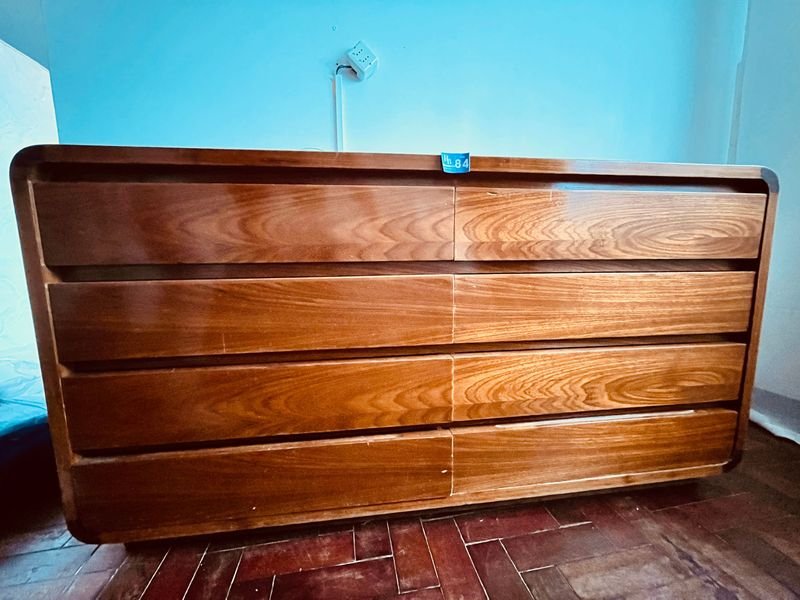 Cómoda Americana de Madera con 8 Cajones