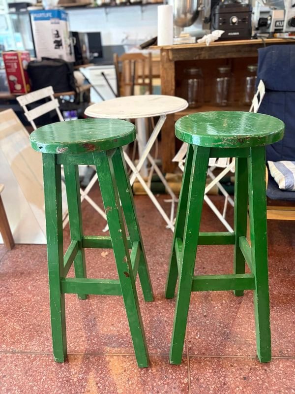 Dos taburetes de madera pintados para hogar - imagen 3