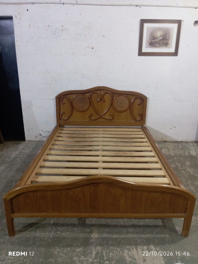 Cama de 2 Plazas con Respaldo Estilizado en Petiribí y Esterillas