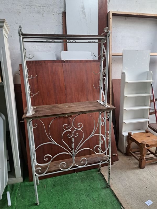 Barras rusticas con taburetes y estantería - imagen 3