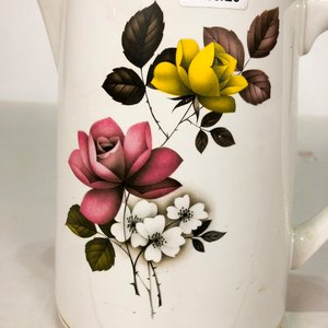 Jarra de Porcelana Blanca con Flores y Bordes Dorados - imagen 2