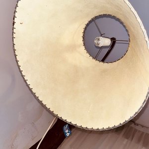 Lámpara de Pie Rústica con Base de Hierro y Pantalla - imagen 4