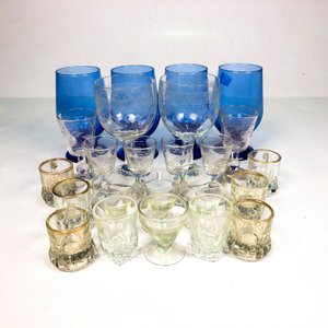 Lote de Cristalería: Copas Azules y Vasos Pequeños con Bordes Dorados - imagen 2