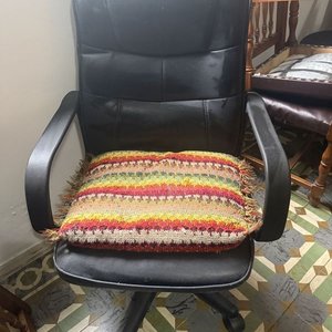 Silla de Oficina Giratoria Negra con Cojín Artesanal Multicolor - imagen 8