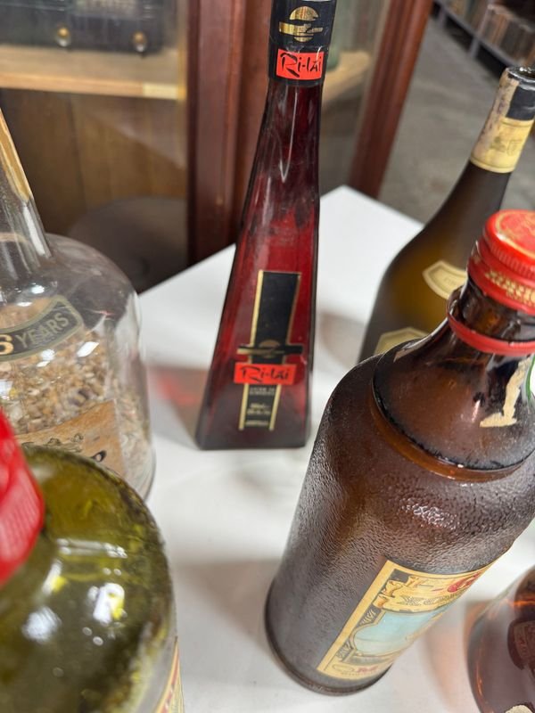 Colección de botellas vacías de diferentes épocas - imagen 13