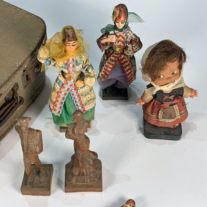 Valija de Cuerina Gris con 4 Muñecas de Vestimenta Típica Europea - imagen 3