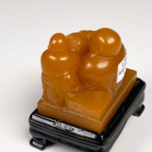 Figura Decorativa de Piedra Jabón Amarilla con Base de Madera - imagen 4