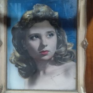 Lote siguiente: etrato de época que se asemeja a las representaciones artísticas y fotografías coloreadas de María Eva Duarte de Perón
