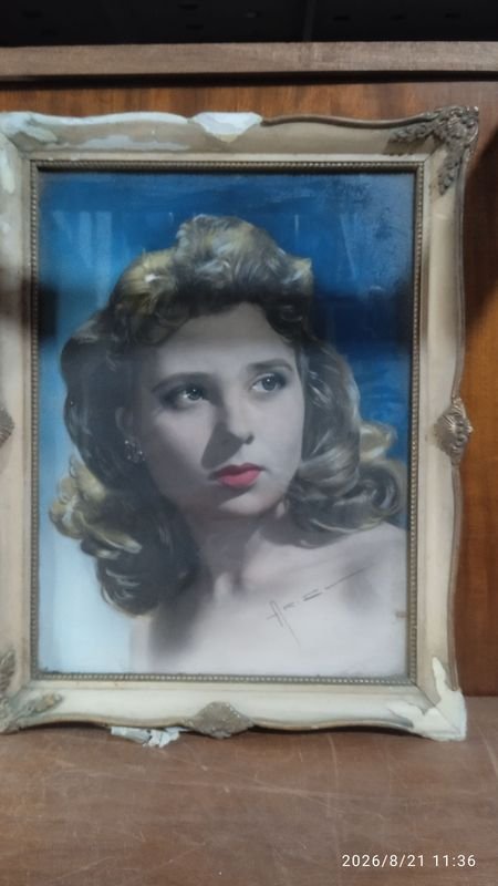 etrato de época que se asemeja a las representaciones artísticas y fotografías coloreadas de María Eva Duarte de Perón