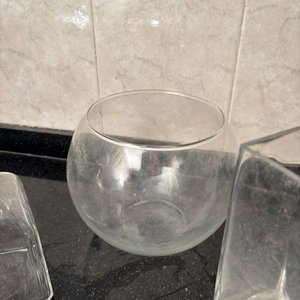Lote de 7 Artículos de Vidrio: Centro de Mesa, Florero, Botellones y Tubos - imagen 5