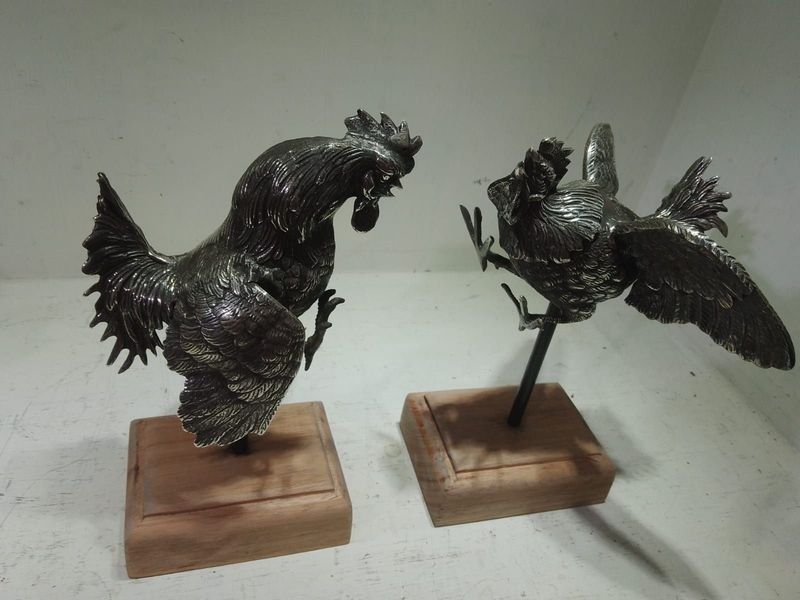 Lote anterior: Antiguos Libros de Pisa con Gallos de Riña en Metal Plateado