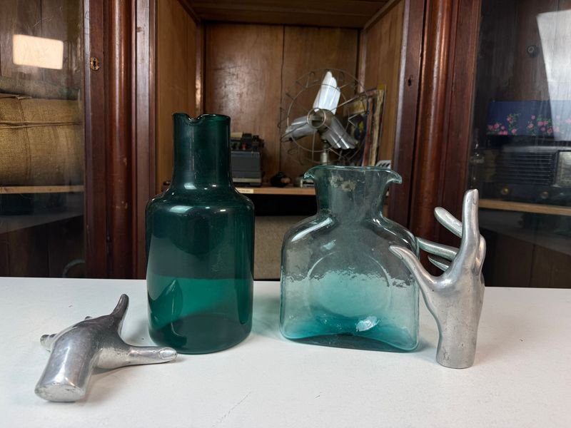 Lote siguiente: Jarras antiguas de vidrio verde