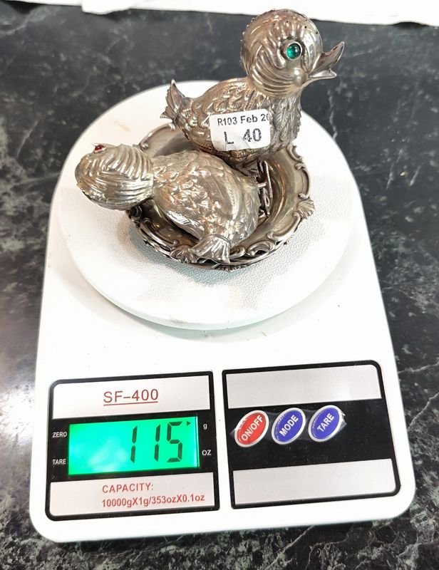 Lote siguiente: Lote de pequeños adornos antiguos en plata variados
