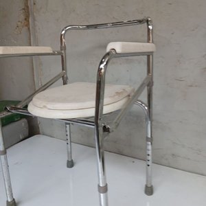 Asiento Plegable para Inodoro con Apoyabrazos - imagen 2