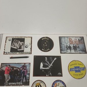Lote siguiente: Lote de 8 Chapas Vintage: Beatles, Pappo, Chevrolet, Pescado Rabioso, 2 Minutos y más