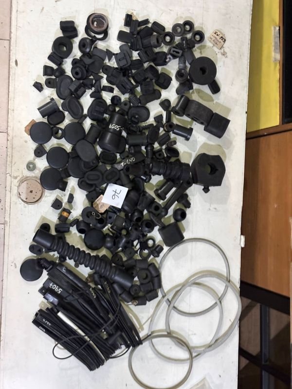 Lote de Gomas y Piezas de Caucho Variadas