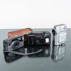 Lote de Tres Cámaras Fotográficas: Nikon, Fujifilm y Olympus con Estuche - imagen 1