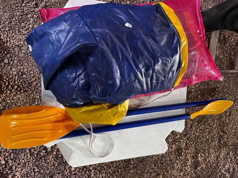 Bote Inflable Azul y Amarillo con Remos