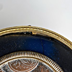 Cofre Alhajero Redondo de Bronce con Medallón Decorativo - imagen 6
