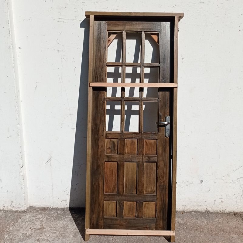 Lote anterior: Puerta exterior en madera maciza con marco