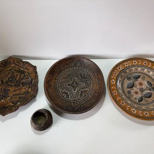 Lote siguiente: Lote de Platos Decorativos de Cerámica y Madera Tallada