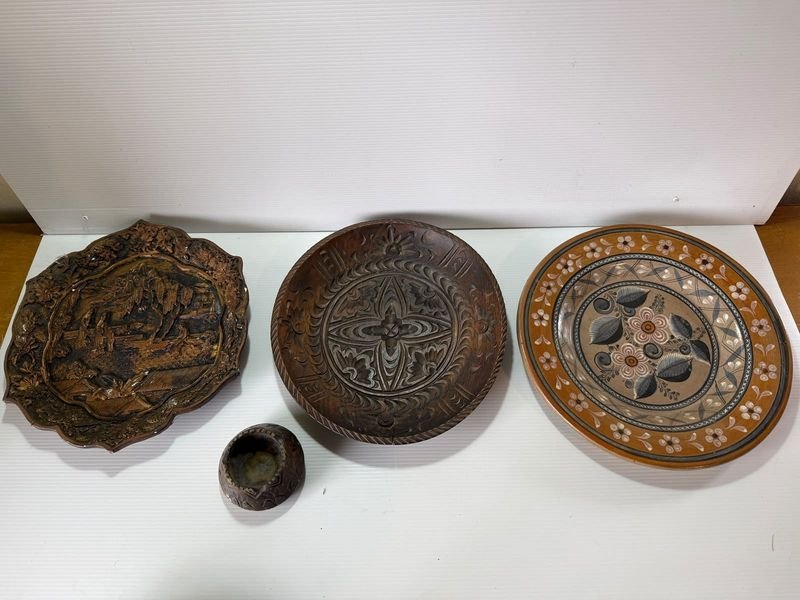 Lote de Platos Decorativos de Cerámica y Madera Tallada