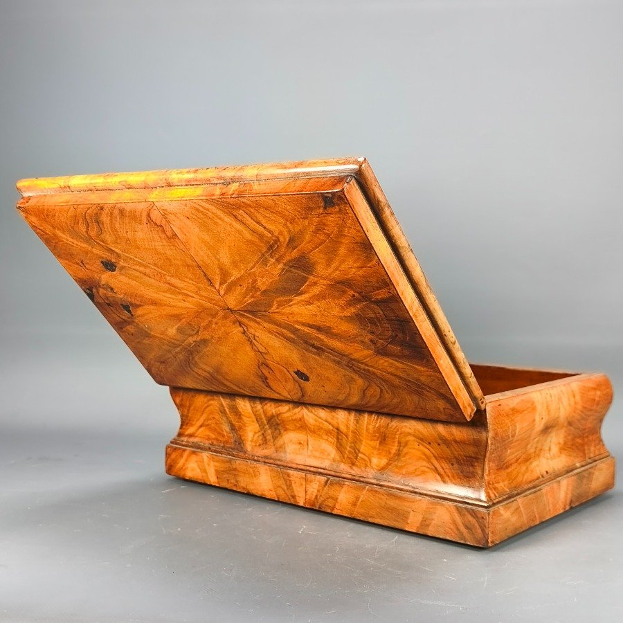 Cofre de madera con dos cajones y detalles en español - imagen 7