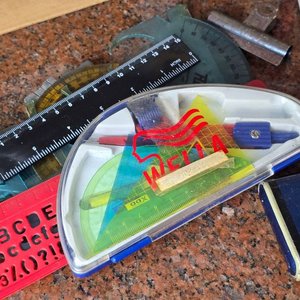 Conjunto Variado de Papelería Antigua: Calendario, Lápices de Colores, Reloj Despertador y Más - imagen 4