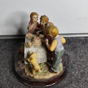 Figura "Cassinelli" de Niños en Mesa con Torta y Perro, Base de Madera - imagen 5
