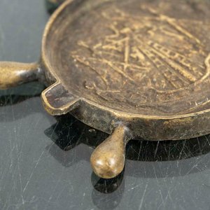 Cenicero de Bronce con Diseño de Timón Náutico - imagen 2